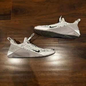 Nike React Metcon Size 6.5 Men’s 8 Women’s in White Atmosphere Grey